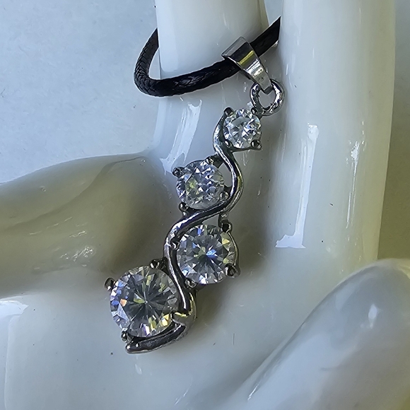 🪩 Curly Gem Drop Necklace - Picture 6 of 8